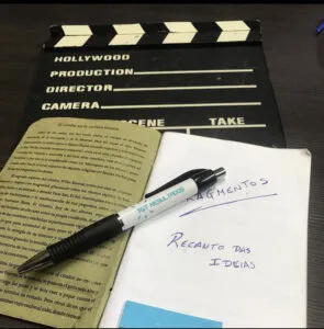 Livro de Ideias com Caneta da TGT Resultados, Claquete de Cinema ao Fundo